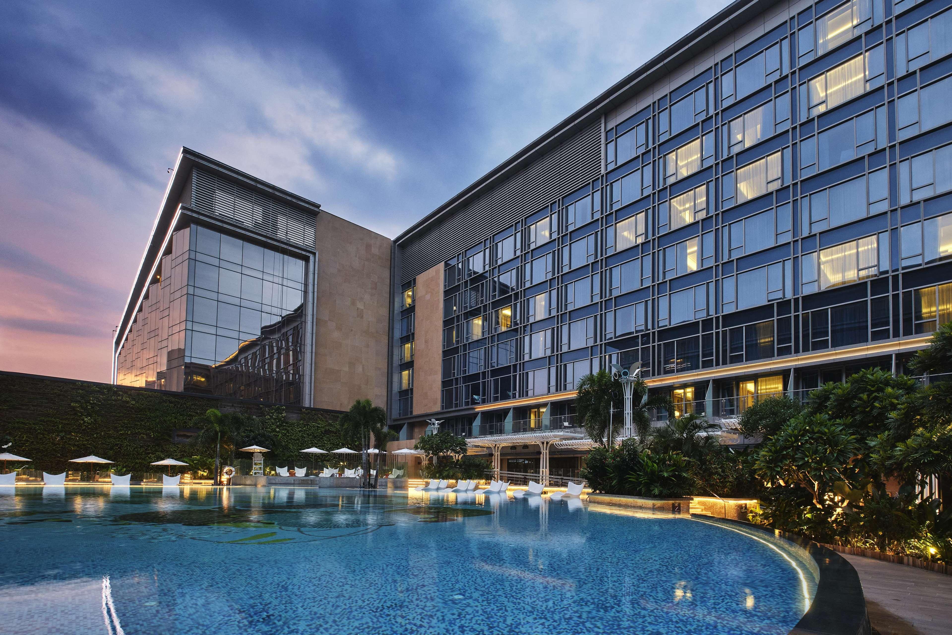 Hilton Manila Hotel Exterior photo